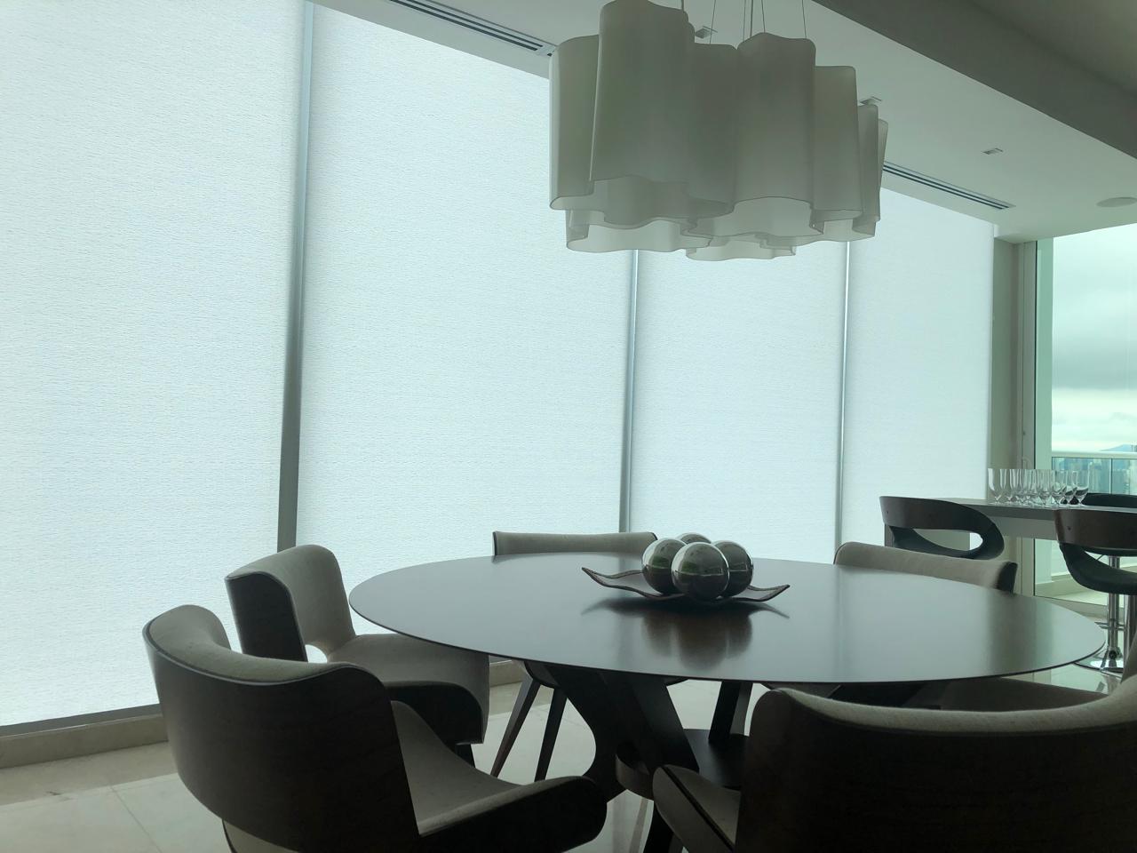 Comedor moderno con cortinas contemporáneas - Diseño interior Edecoration