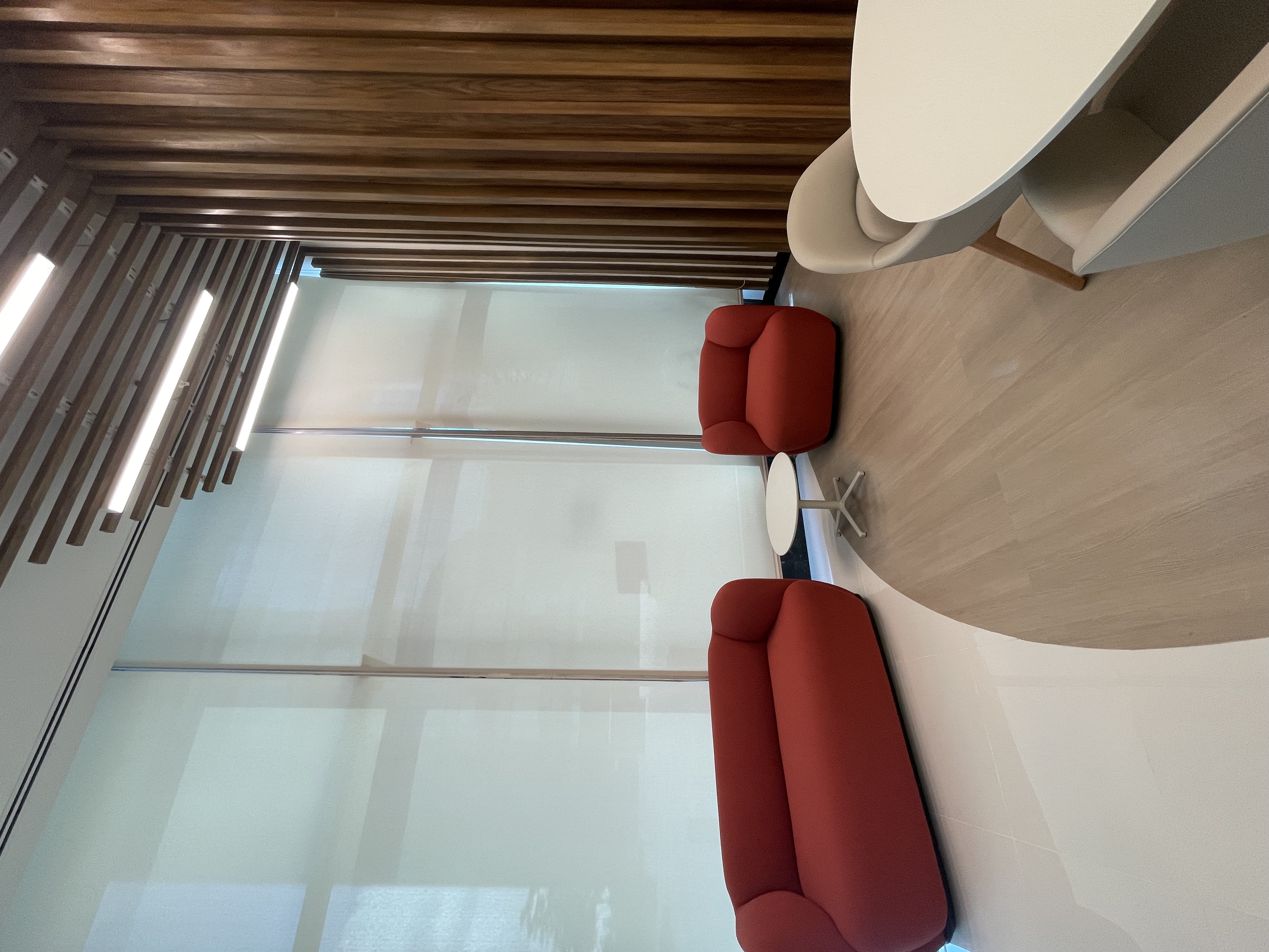 Lobby corporativo con cortinas institucionales - Proyecto comercial Edecoration Panamá