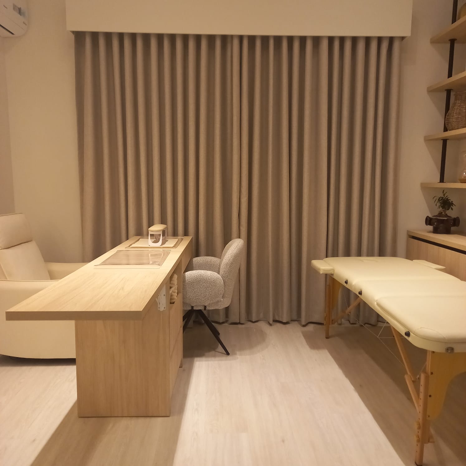 Consultorio médico moderno con cortinas profesionales Edecoration - Proyecto salud Panamá