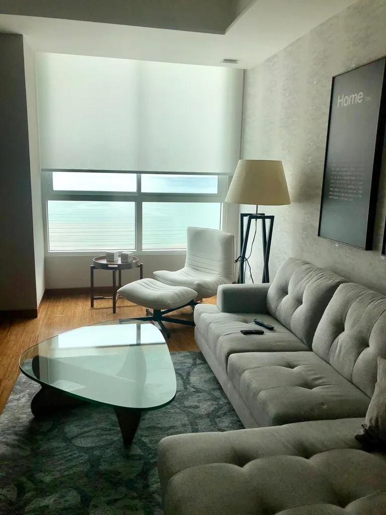 Sala pequeña con cortinas elegantes Edecoration - Proyecto residencial Panamá