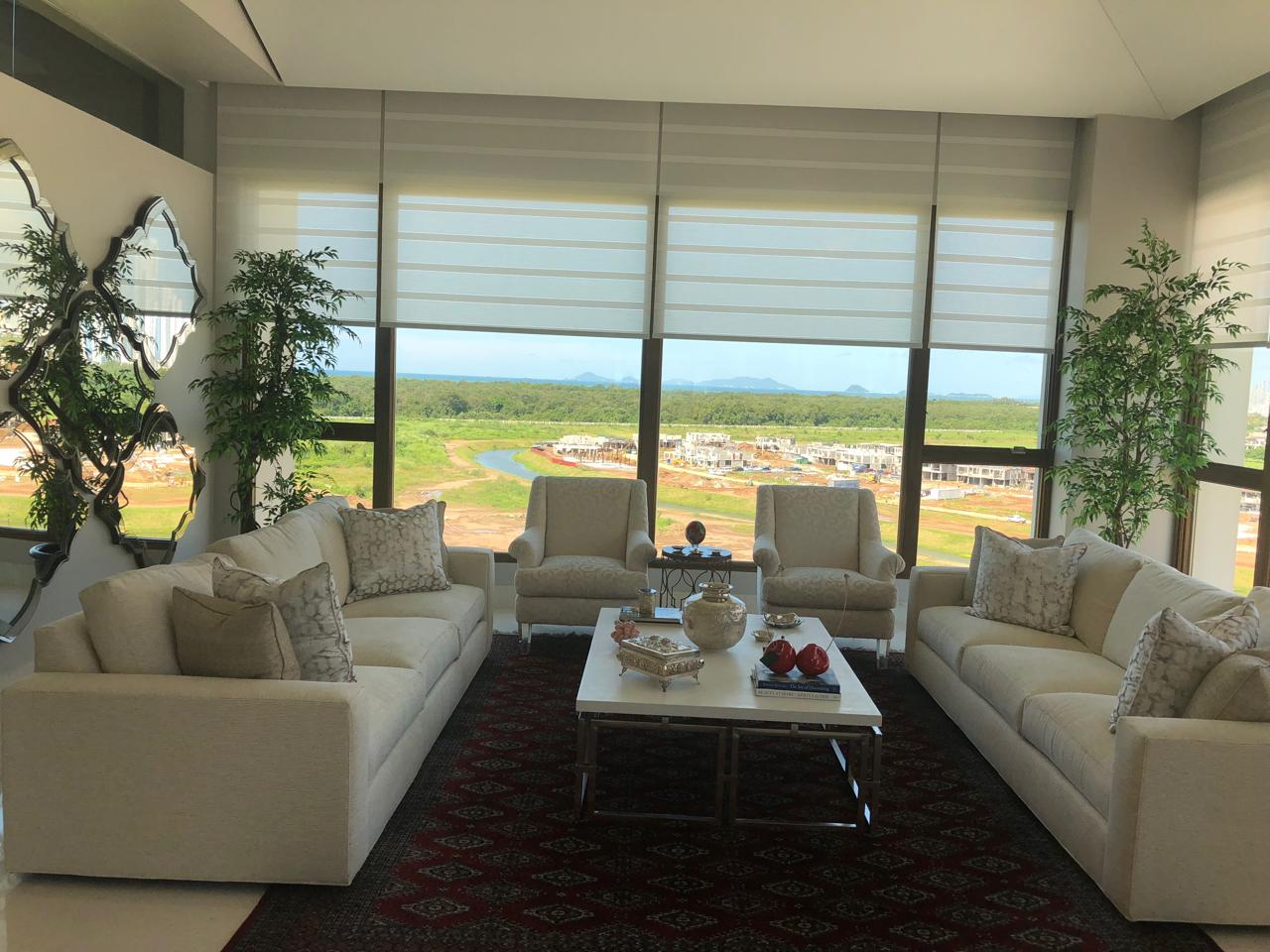 Sala amplia con ventanal y cortinas panoramícas - Vista al mar Edecoration Panamá