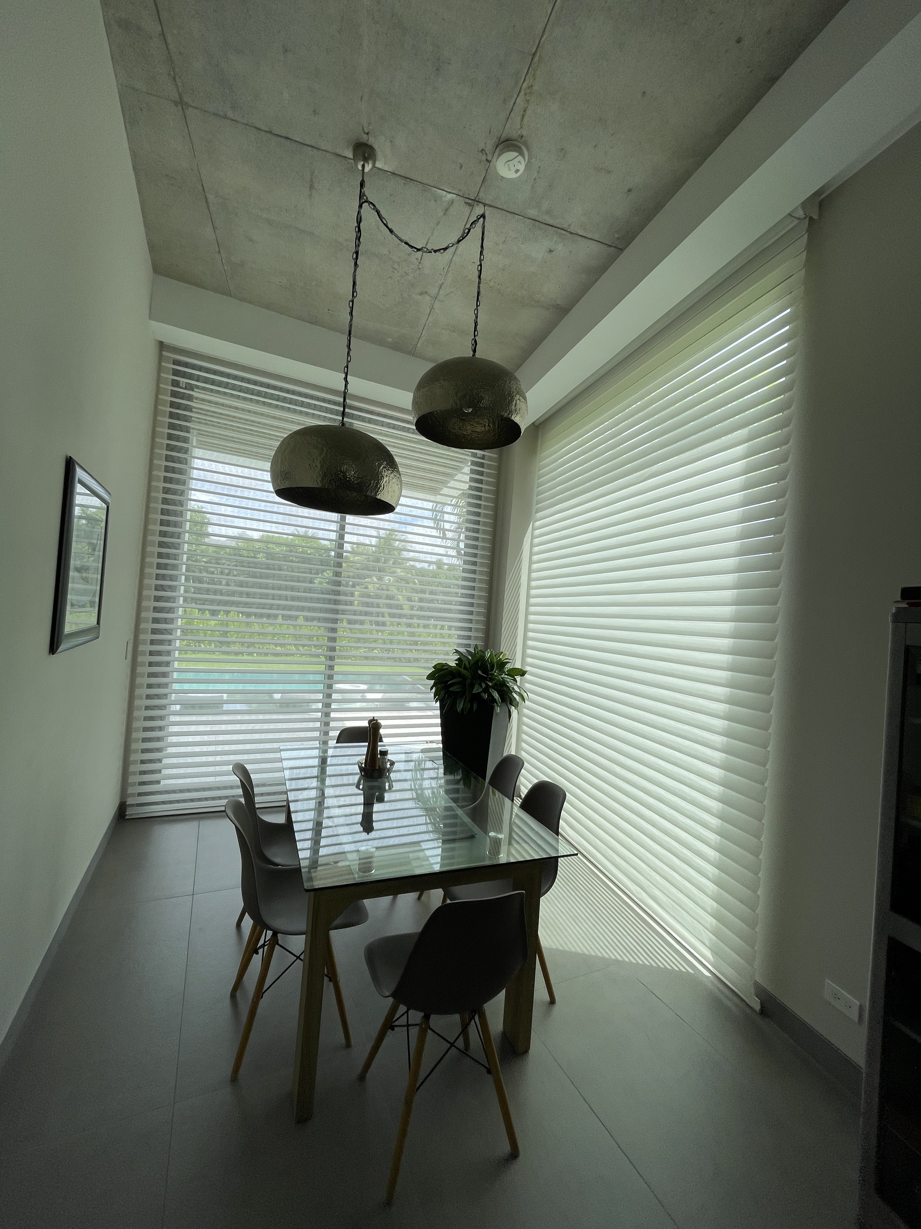 Sala moderna nueva con cortinas minimalistas - Proyecto contemporáneo Edecoration