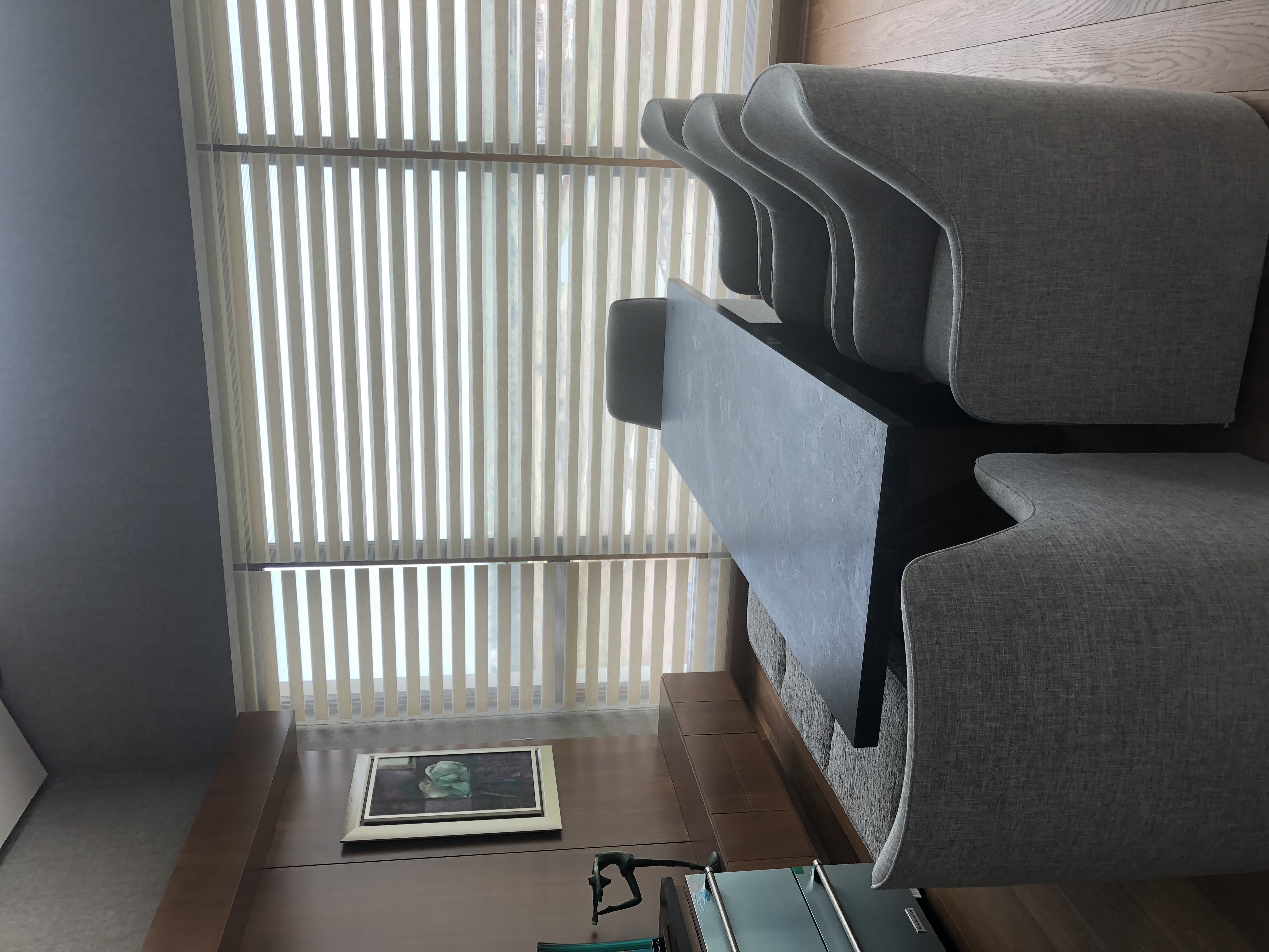 Oficina con cortinas roller modernas - Solución corporativa Edecoration Panamá