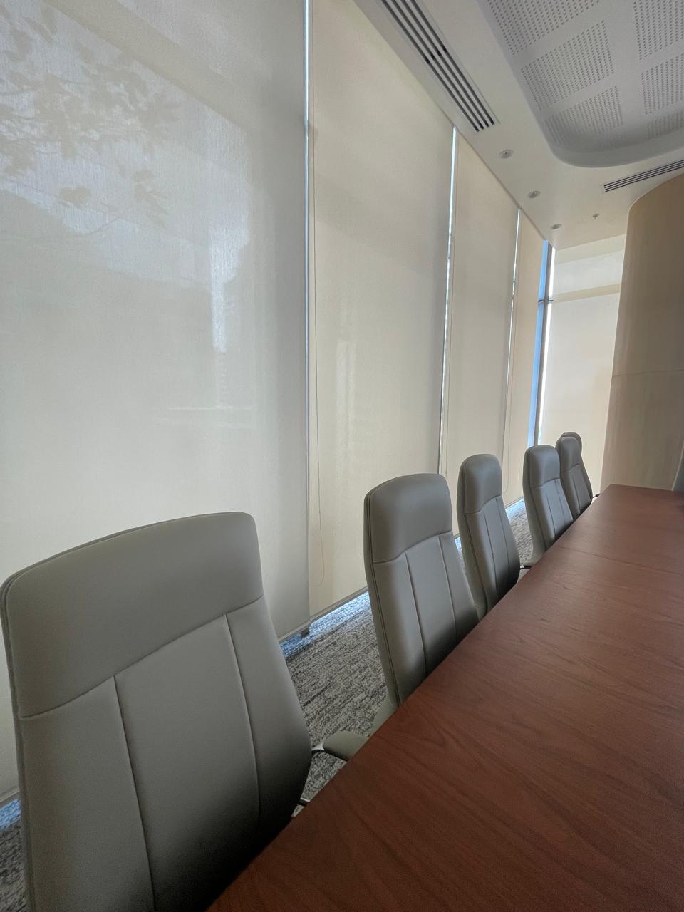 Salón de conferencias moderno con cortinas corporativas Edecoration - Proyecto oficina Panamá