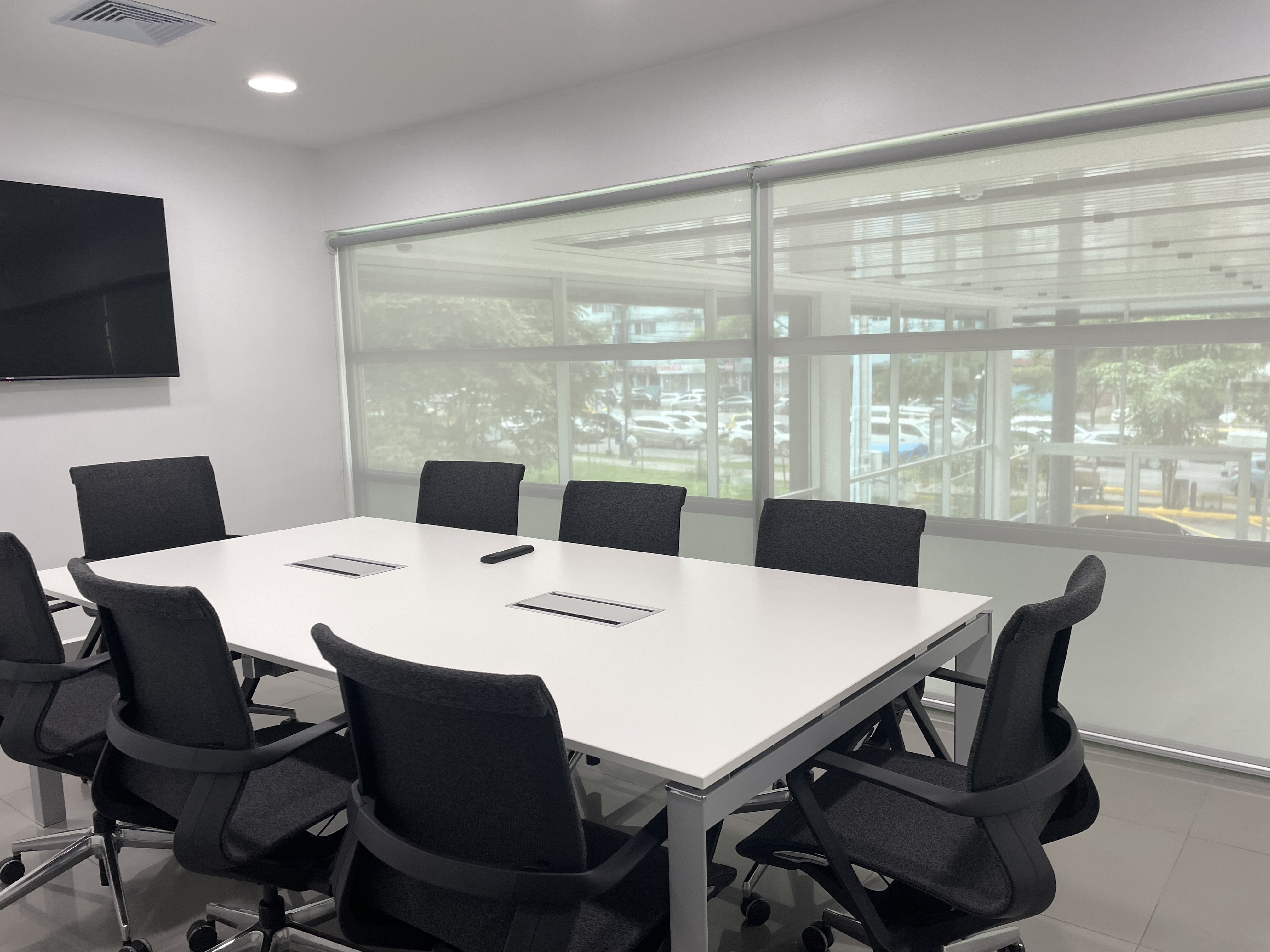 Salón de conferencias ejecutivo con cortinas corporativas - Centro empresarial Edecoration