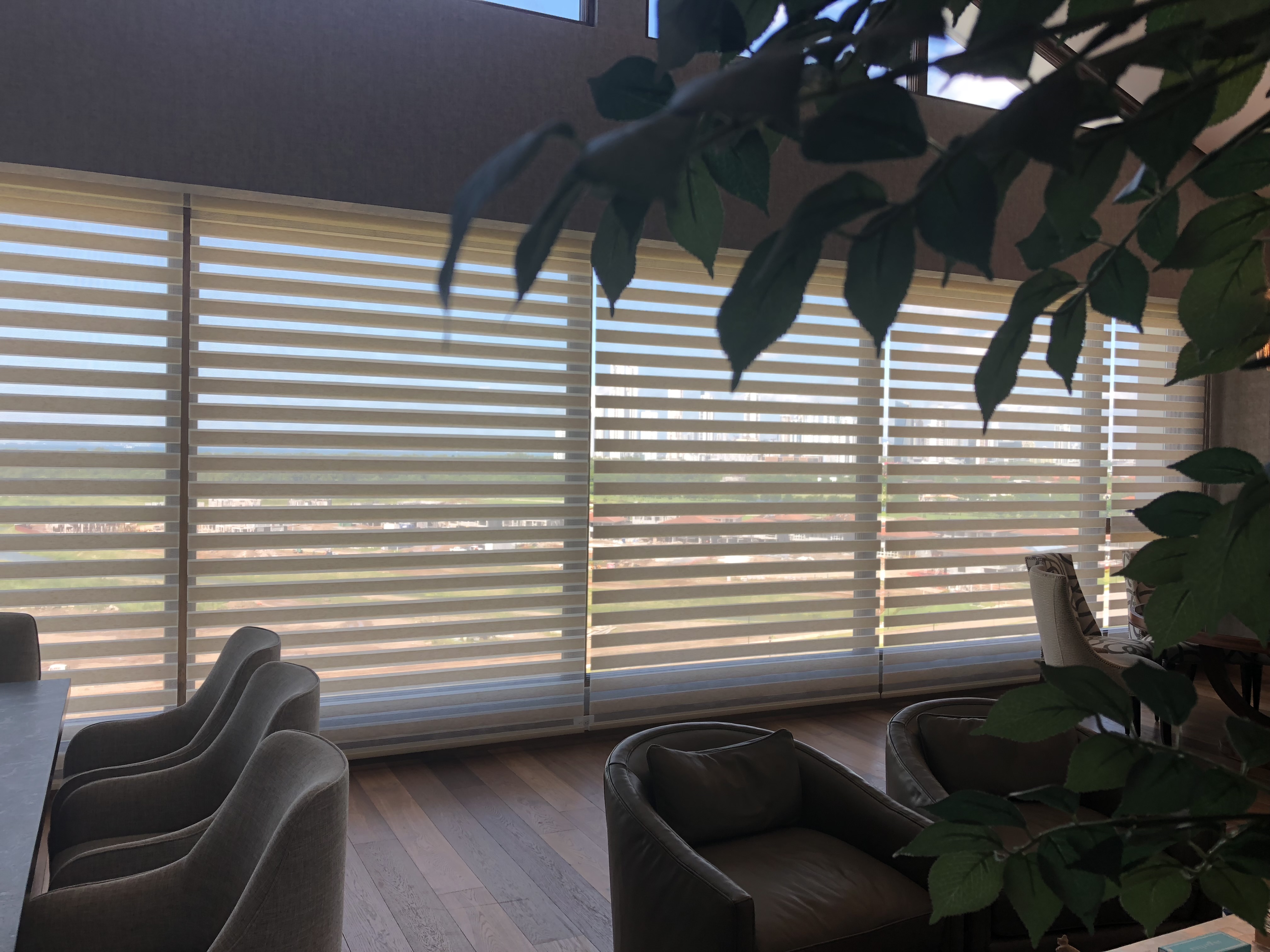 Cortinas roller en ambiente moderno - texturas naturales