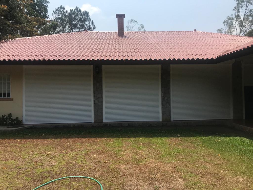 Cortina metálica enrollable instalada - vista exterior