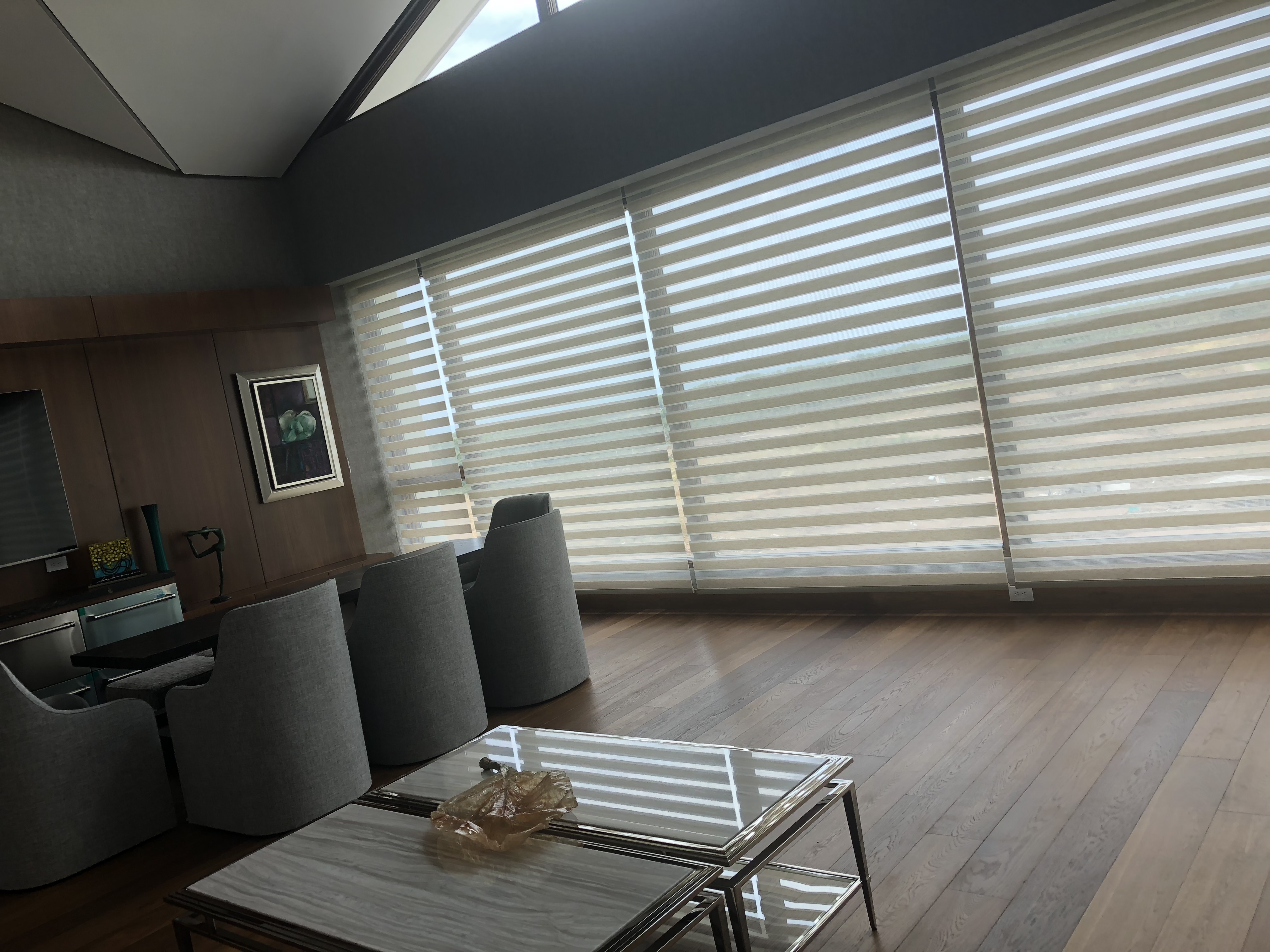 Cortinas para sala elegantes - control de luz y privacidad por Edecoration S.A.