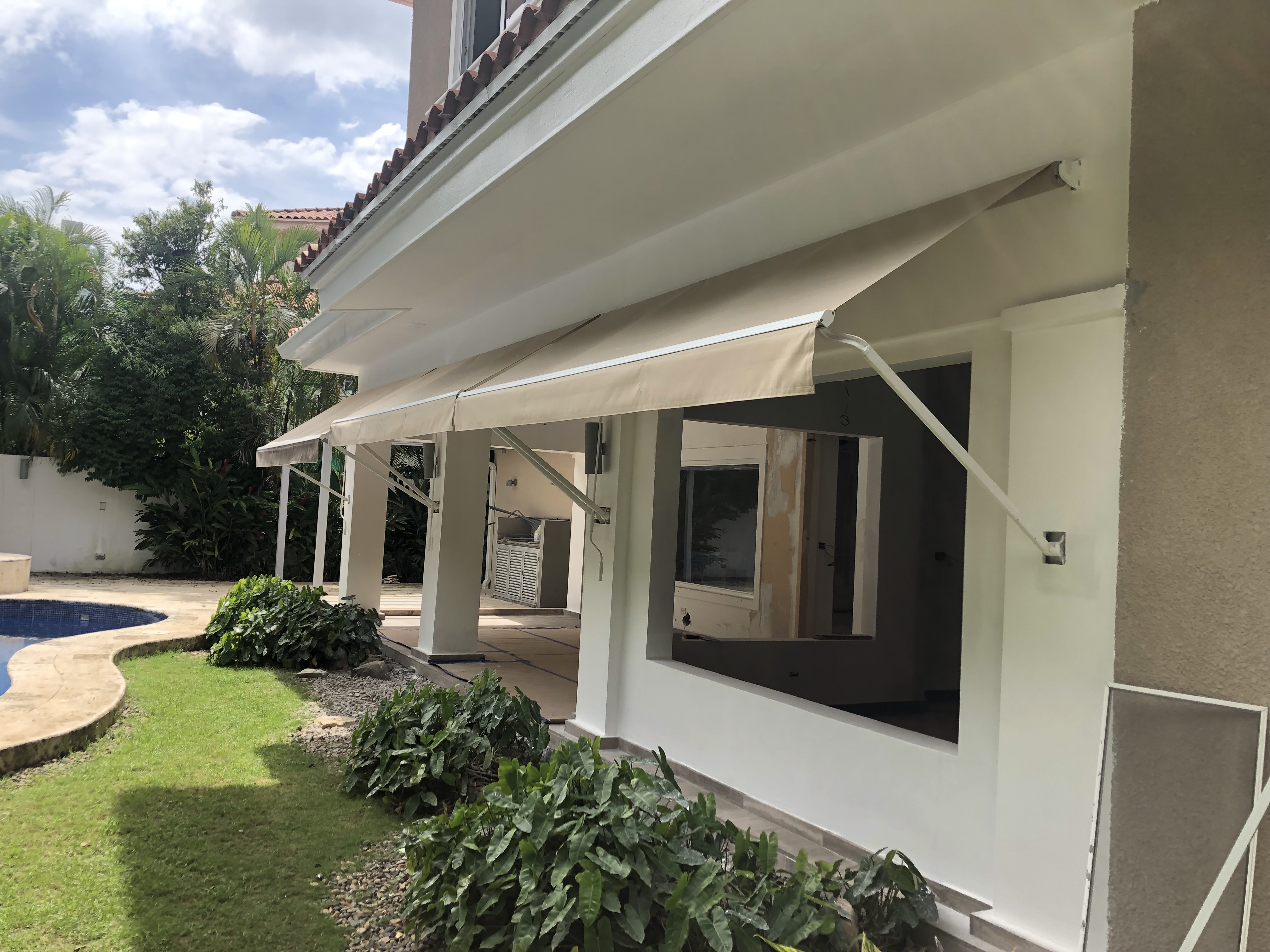 Toldos para terrazas profesionales - protección solar y elegancia exterior por Edecoration S.A.