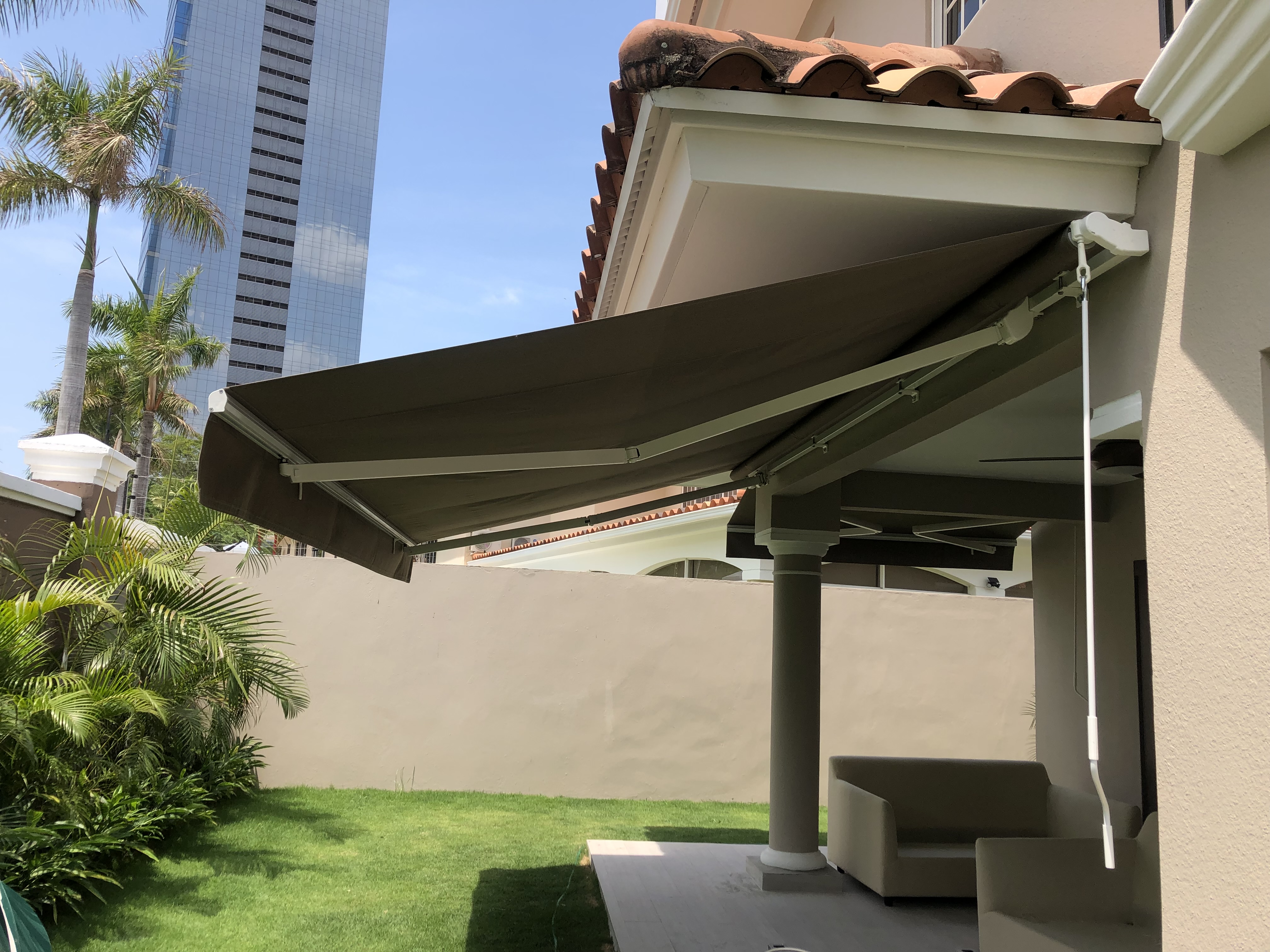 Toldos elegantes - protección solar profesional